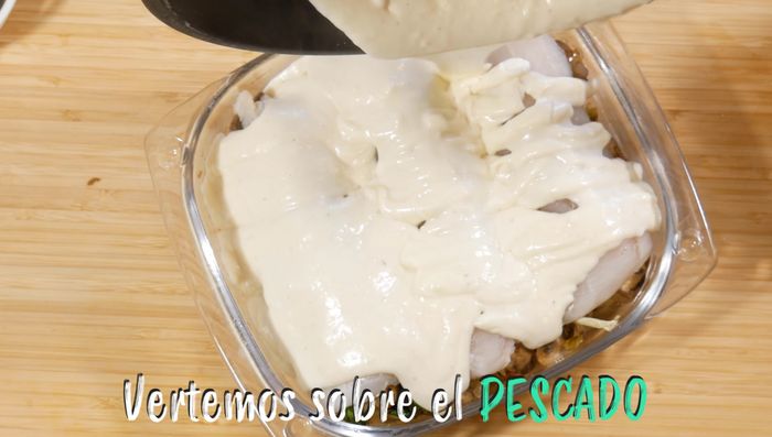 Cubrir el pescado con la bechamel y espolvorear con queso rallado.