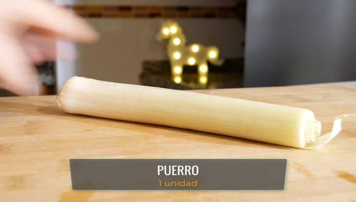 Cortar el puerro (sin la parte verde y dura) en cuatro y laminarlo.