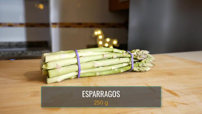 Limpiar los espárragos y cortar la parte dura.