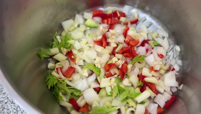 En una olla, sofreír a fuego medio las verduras más blandas (ajo, cebolla, apio, morrón, verdeo -opcional-) con un poco de aceite y sal hasta que estén calientes y comiencen a burbujear (22.519).
