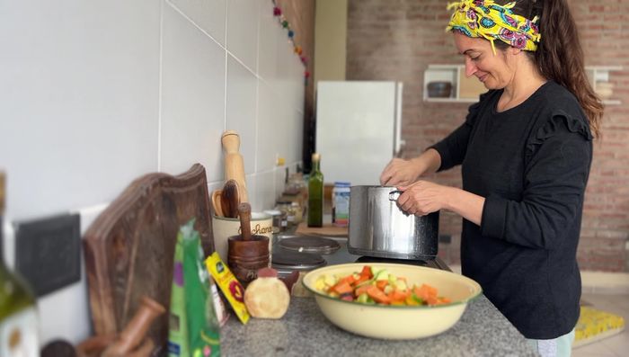 Tapar la olla y dejar cocinar 5 minutos para que los sabores se integren.