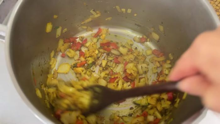 Agregar el resto de las verduras cortadas, revolver bien y tapar. Cocinar 5 minutos más. (261.84)