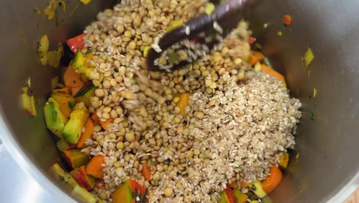 Incorporar las lentejas escurridas y el arroz amaní. Mezclar bien y cocinar 5 minutos sin agregar líquido para que absorban los sabores. (302.6)