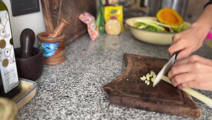 Cortar todas las verduras en tamaños proporcionales. Las verduras más pesadas y con almidón (zapallitos, zapallo, batata) en trozos más grandes para que resistan la cocción.