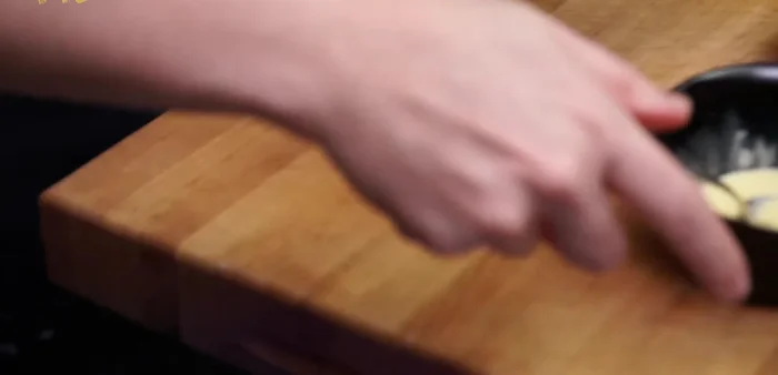 Una vez que la salsa empiece a espesar, retirar del fuego y mezclar con la mezcla de yema, nata y mostaza.