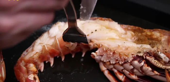 Retirar la carne de la langosta del caparazón y cortar en trozos.