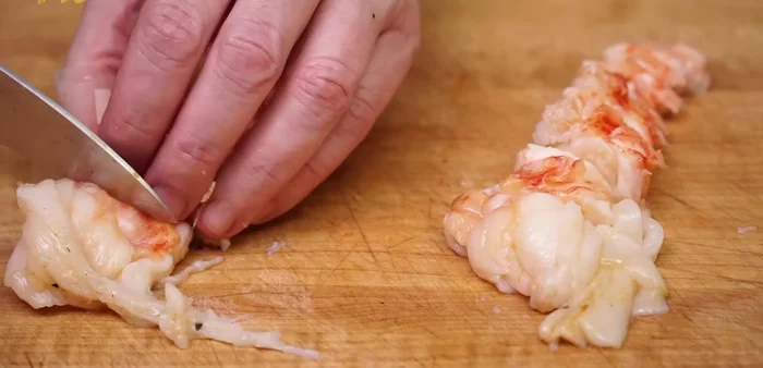 Cubrir los trozos de langosta con la salsa y volver a colocar la carne en el caparazón.