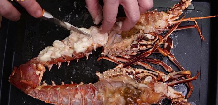 Cubrir la langosta completamente con salsa. Gratinar con queso rallado (opcional) en el horno durante 5-10 minutos, o hasta que esté dorado.