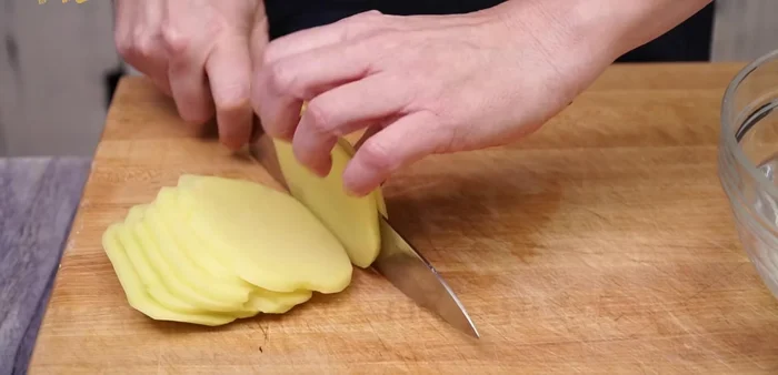 Para las patatas paja: Dejar las patatas cortadas en agua durante 10 minutos para que suelten el almidón. Secar bien con papel de cocina.