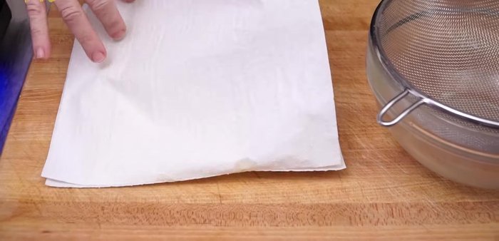 Freír las patatas en abundante aceite de oliva virgen extra a fuego medio hasta que estén tiernas. Retirar y escurrir.