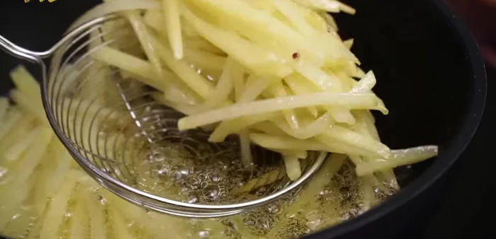 Freír las patatas de nuevo a fuego fuerte, removiendo con cuidado, hasta que estén doradas y crujientes.