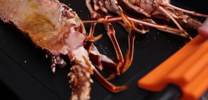 Introducir en el horno precalentado a 180 grados durante 15 minutos. Rociar la langosta un par de veces con mantequilla derretida durante la cocción.