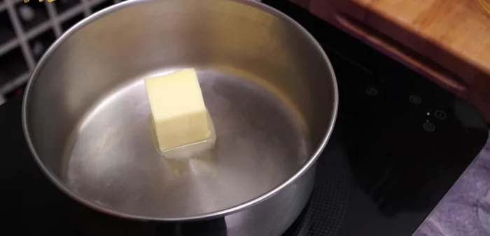 Para la salsa: En un cazo, echar 50g de mantequilla. Cuando empiece a derretirse, incorporar 30g de harina de trigo. Cocinar a temperatura baja durante 15 minutos, removiendo con varillas para deshacer los grumos.