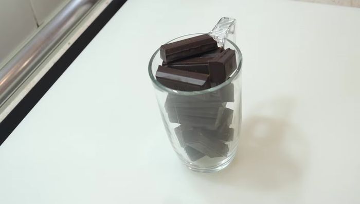 Fundir 200g de chocolate (sin azúcar o del tipo que prefieras).