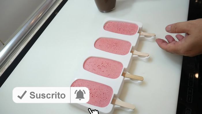 Desmoldar los helados congelados.