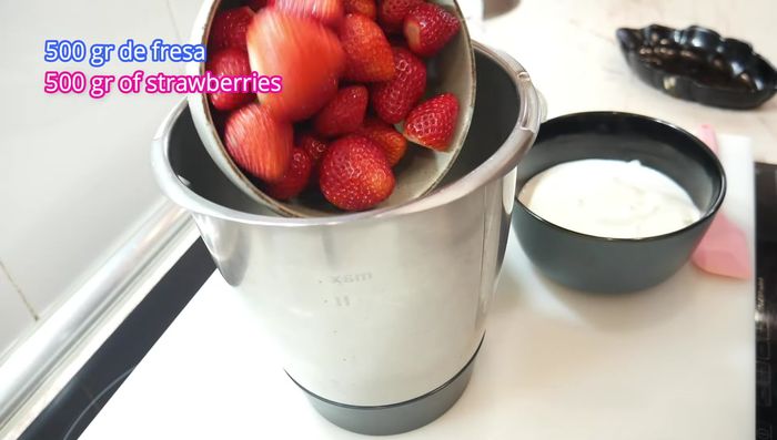 Añadir 500g de fresas a una trituradora.