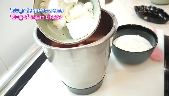 Incorporar 150g de queso crema y 250g de yogur griego.