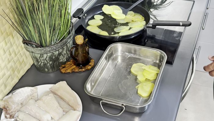 Colocar las patatas fritas en una fuente para horno.