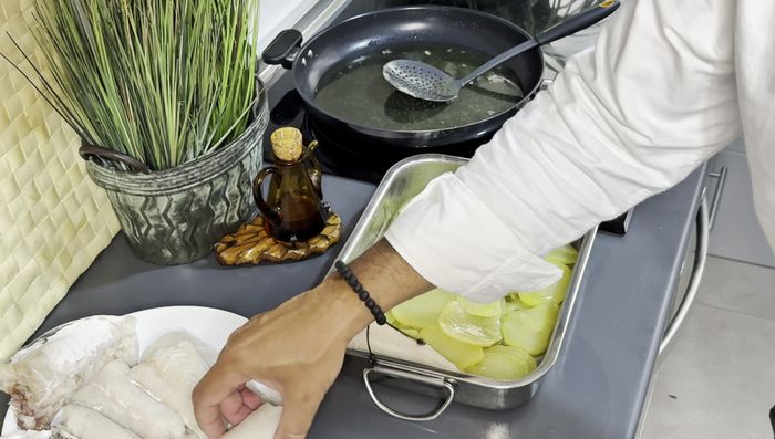 Disponer los lomos de bacalao sobre las patatas, sazonar con sal.