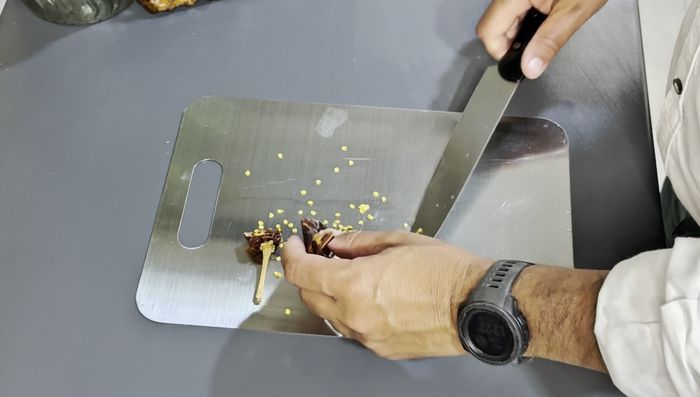 Mientras se hornea el bacalao, preparar la bilbaína: laminar los ajos y cortar la guindilla (retirar la mayoría de las semillas si no te gusta que pique demasiado).
