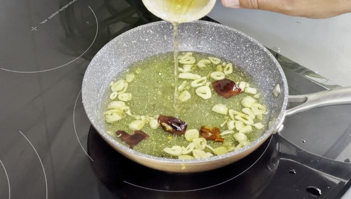 Añadir un chorrito de vinagre a la sartén, remover y mezclar bien.