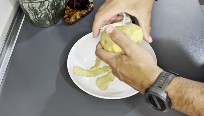 Pelar y cortar las patatas en rodajas finas. Freírlas ligeramente durante 15 minutos para que estén casi hechas. (Si no las freímos antes, en 25 minutos no se harán bien en el horno).