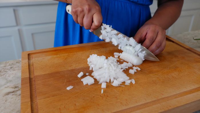 Picar los ingredientes del pico de gallo: cebolla, tomate, jalapeño, cebolla verde, cilantro y jugo de jalapeño encurtido (o vinagre blanco) (139.56).