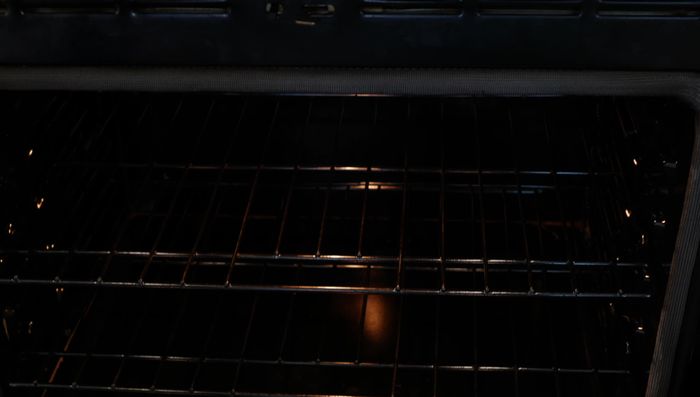 Precalentar el horno a 400°F (20.279). Rallar 1/2 libra de queso americano (42.399). Se puede preparar hasta 3 días antes (52.8).