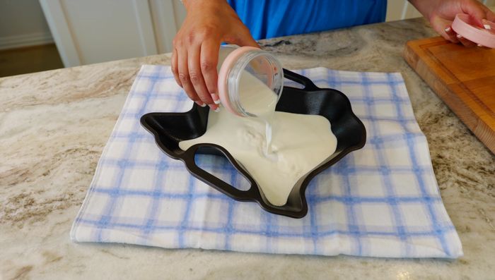 Colocar una taza de crema de leche en el fondo de la fuente para hornear (305.759).