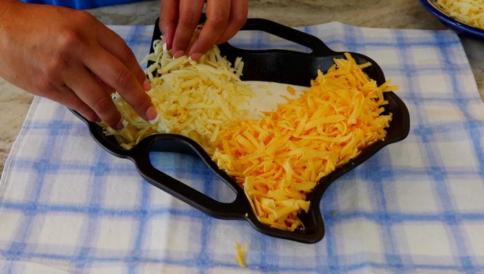Agregar el queso rallado a la fuente para hornear (312.88).