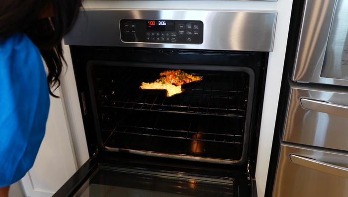 Hornear durante 15-20 minutos a 400°F, revolviendo cada 5-8 minutos para que el queso se derrita y todo se incorpore bien (347.919).