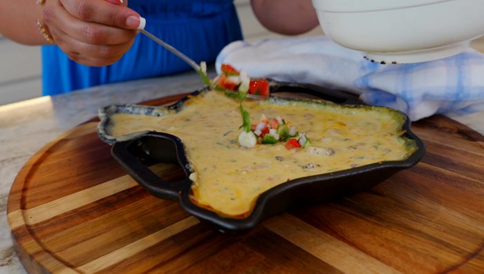 Cubrir con más pico de gallo y pechuga (opcional) (380.12).