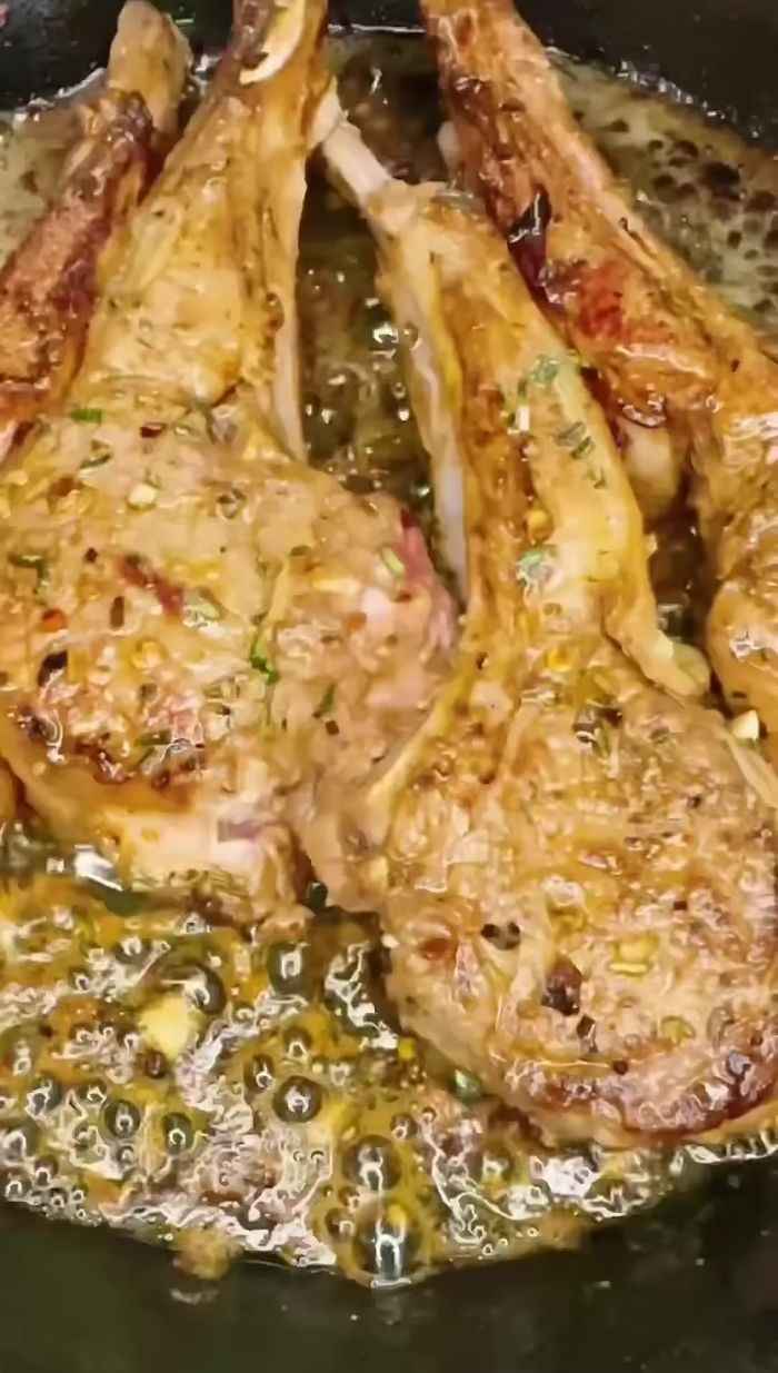 Cocinar las costillas a la plancha o sartén por aproximadamente 2 minutos por cada lado, ajustando el tiempo según el término deseado.