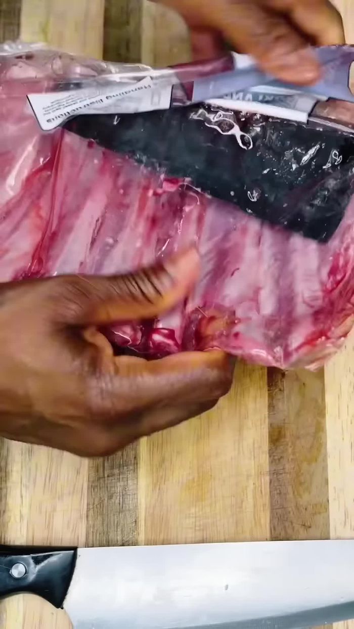 Sazonar las costillas por ambos lados con ajo en polvo, sal marina, cebolla en polvo y pimienta.