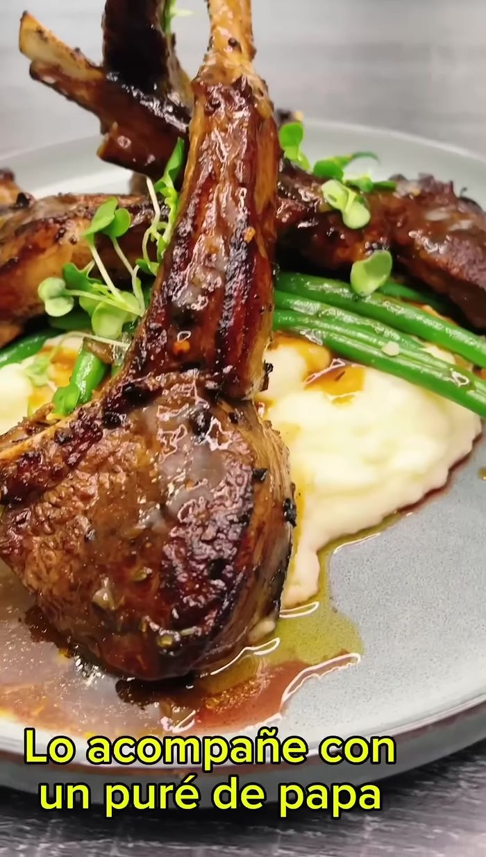 Servir las costillas con puré de papas y acompañamiento deseado.