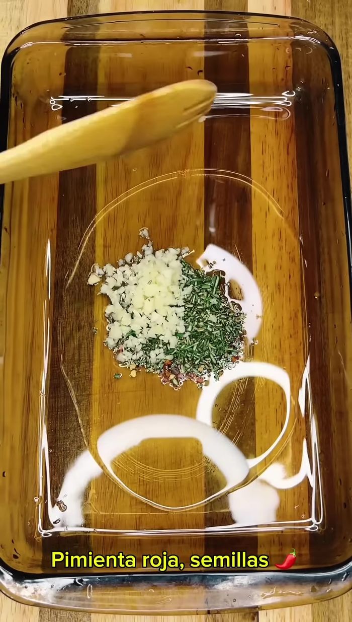 En un contenedor, mezclar pimienta roja, ajo, romero, salsa inglesa, dos cucharadas de jugo de naranja y paprika. Mezclar bien.
