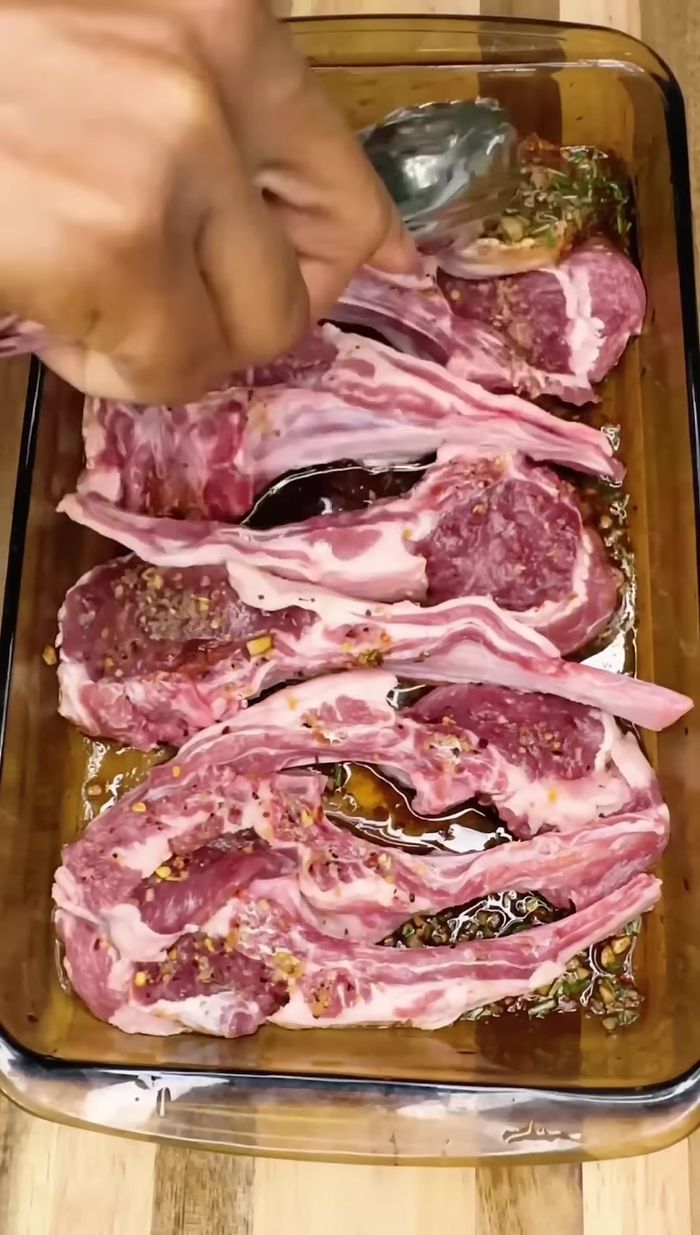 Cubrir las costillas con la mezcla anterior por ambos lados.