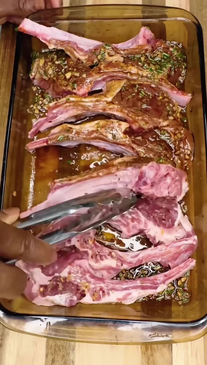 Cubrir las costillas con papel aluminio y refrigerar por una hora.