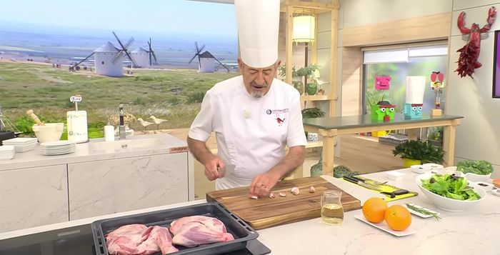 Precalentar el horno a 200 grados. Pelar los ajos y colocar un diente en cada ranura de las paletillas.