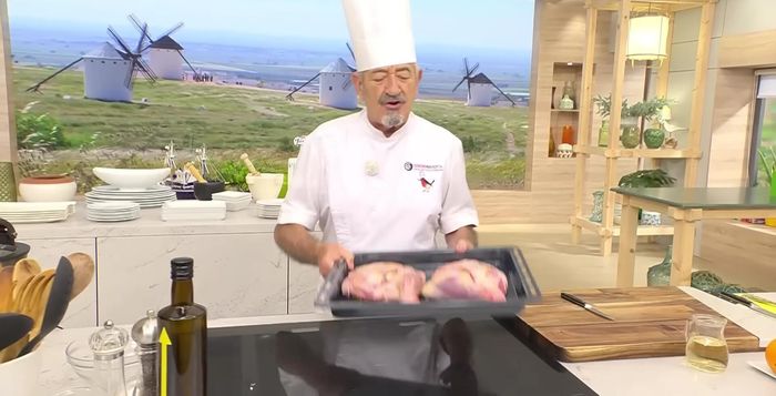 Sazonar las paletillas con sal y un chorrito de aceite. Introducir en el horno durante 20 minutos para que se doren.