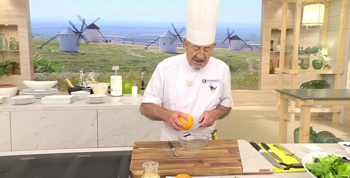 Mientras, rallar una naranja y exprimir el zumo de las dos naranjas.