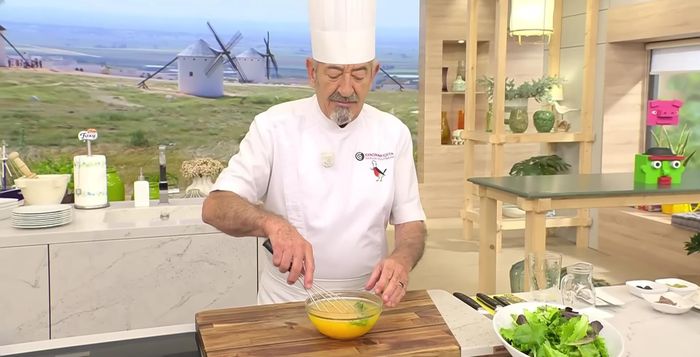 Mezclar la ralladura de naranja, el zumo de naranja, el vino blanco, la miel y el romero.