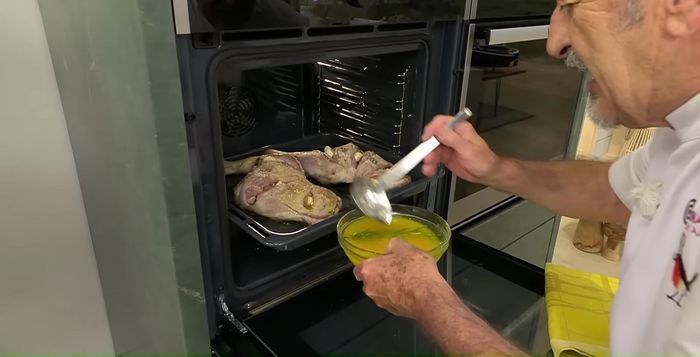 Tras los 20 minutos, añadir la mezcla de zumo y especias a las paletillas en el horno. Regar de nuevo con la mezcla a los 15-20 minutos.