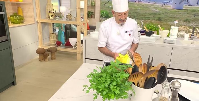 Después de 40 minutos, sacar las paletillas del horno y dejarlas reposar. Colar el jugo de la cocción y reducirlo para obtener la salsa.