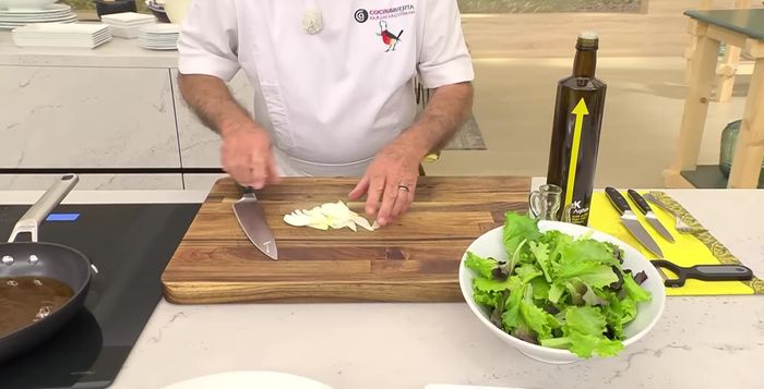 Preparar la ensalada: cortar la cebolleta en juliana y aliñarla con sal, vinagre y aceite de oliva virgen extra.