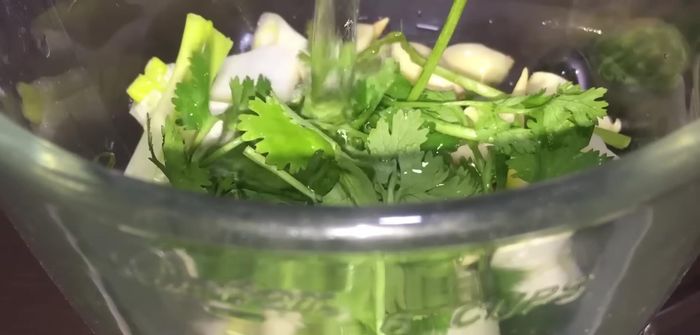 Preparar el refrito: licuar cebolla roja, cebolla blanca, pimiento, ajo y un poco de cilantro con poca agua. [180.03]