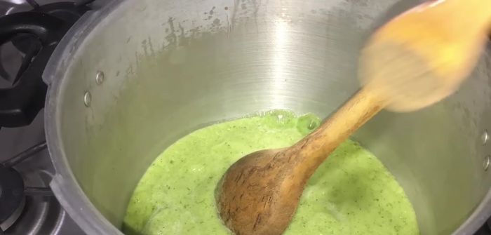Sofreír el refrito: en una olla, agregar aceite, el refrito licuado, pimienta, comino y una cucharadita de sal. Dejar secar bien (10-12 minutos con la tapa puesta para evitar salpicaduras). [196.73]