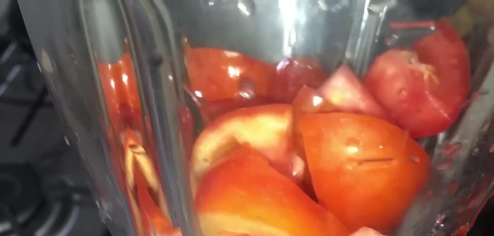 Preparar el tomate: licuar el tomate con piel y semillas, luego colarlo. [254.07]
