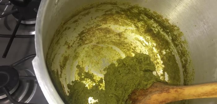 Agregar el tomate al refrito seco y cocinar por 3 minutos a fuego alto. [268.39]
