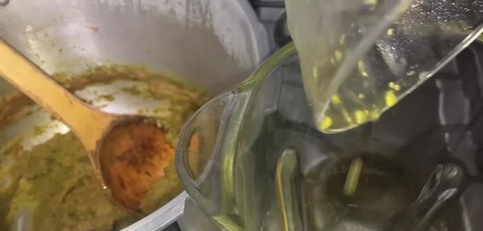 Licuar la naranjilla (o usar vinagre de piña): licuar la pulpa de naranjilla con la mitad de la chicha de jora (o usar vinagre de piña directamente). Colar para eliminar las semillas. [290.61]